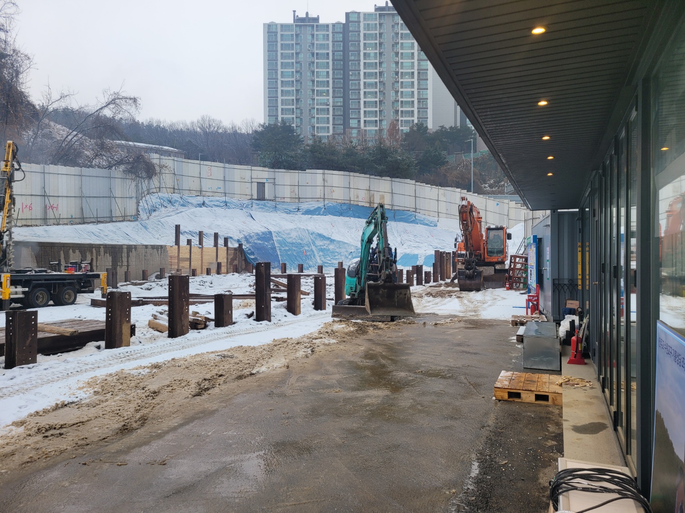 3. 2024.12.21(토)_현장내 제설작업.jpg