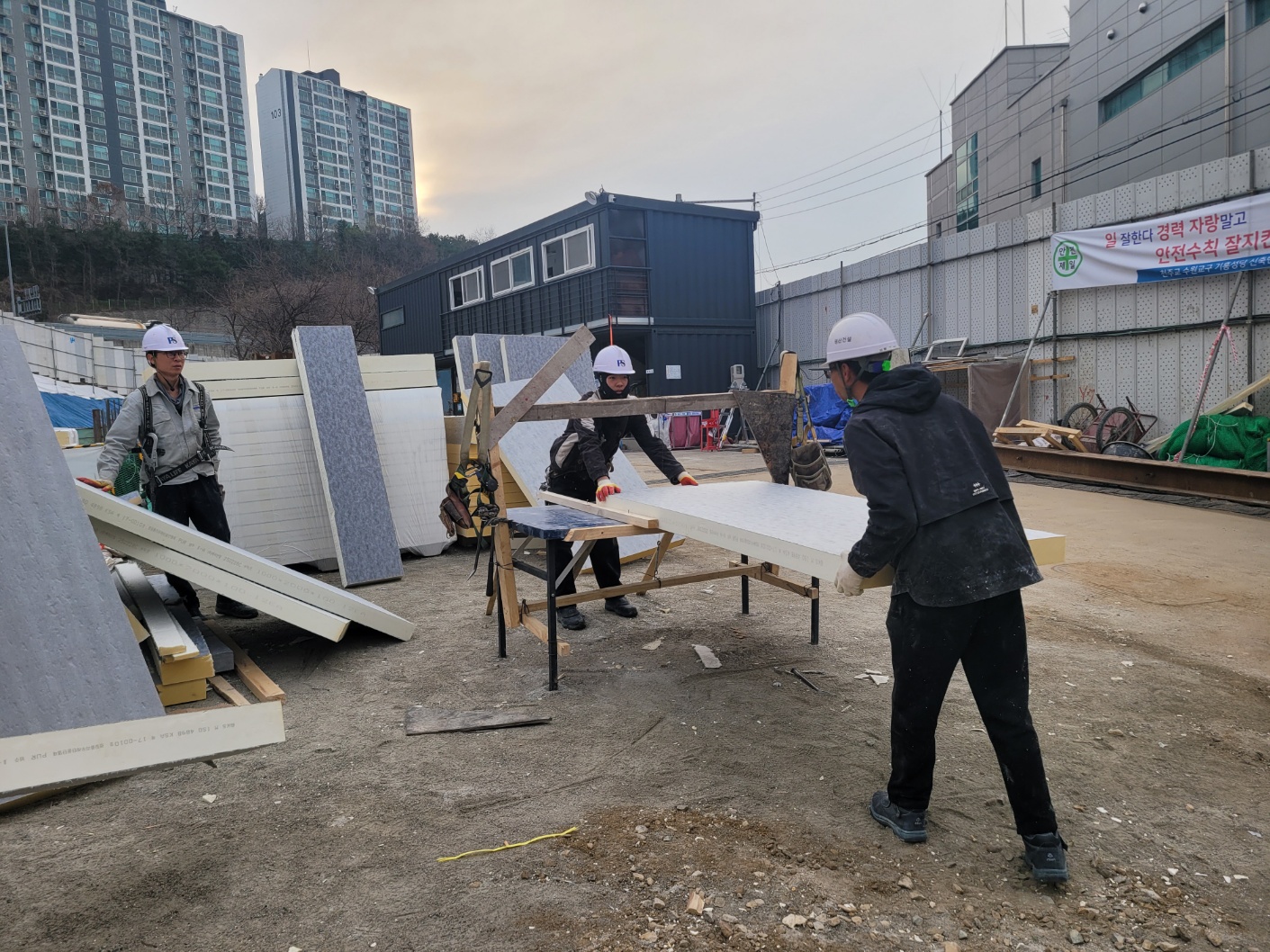 2. 2025.03.24(월)_1층 바닥 단열재 재단.jpg