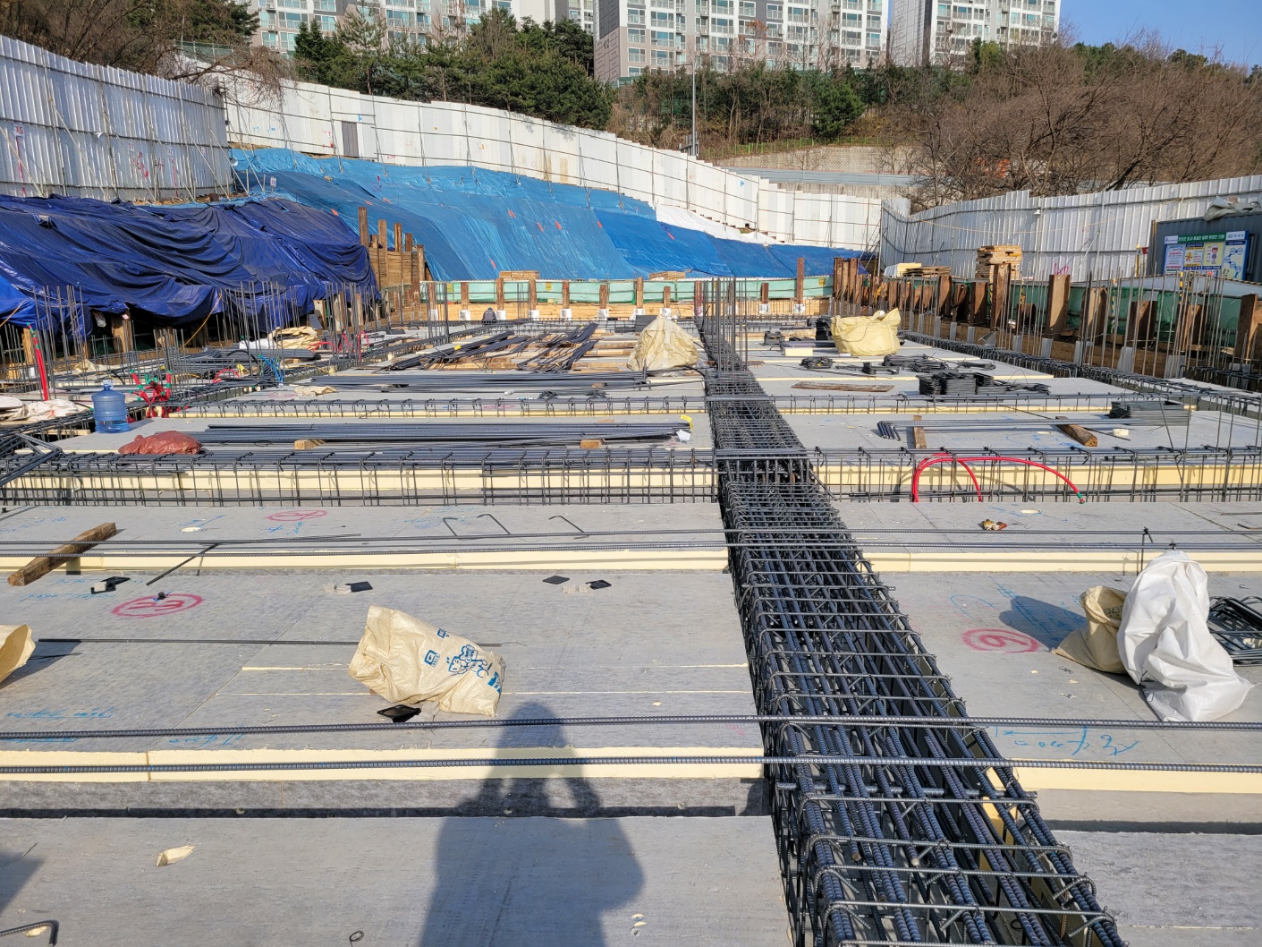 7. 2025.03.26(수)_1층 바닥 보철근 배근.jpg