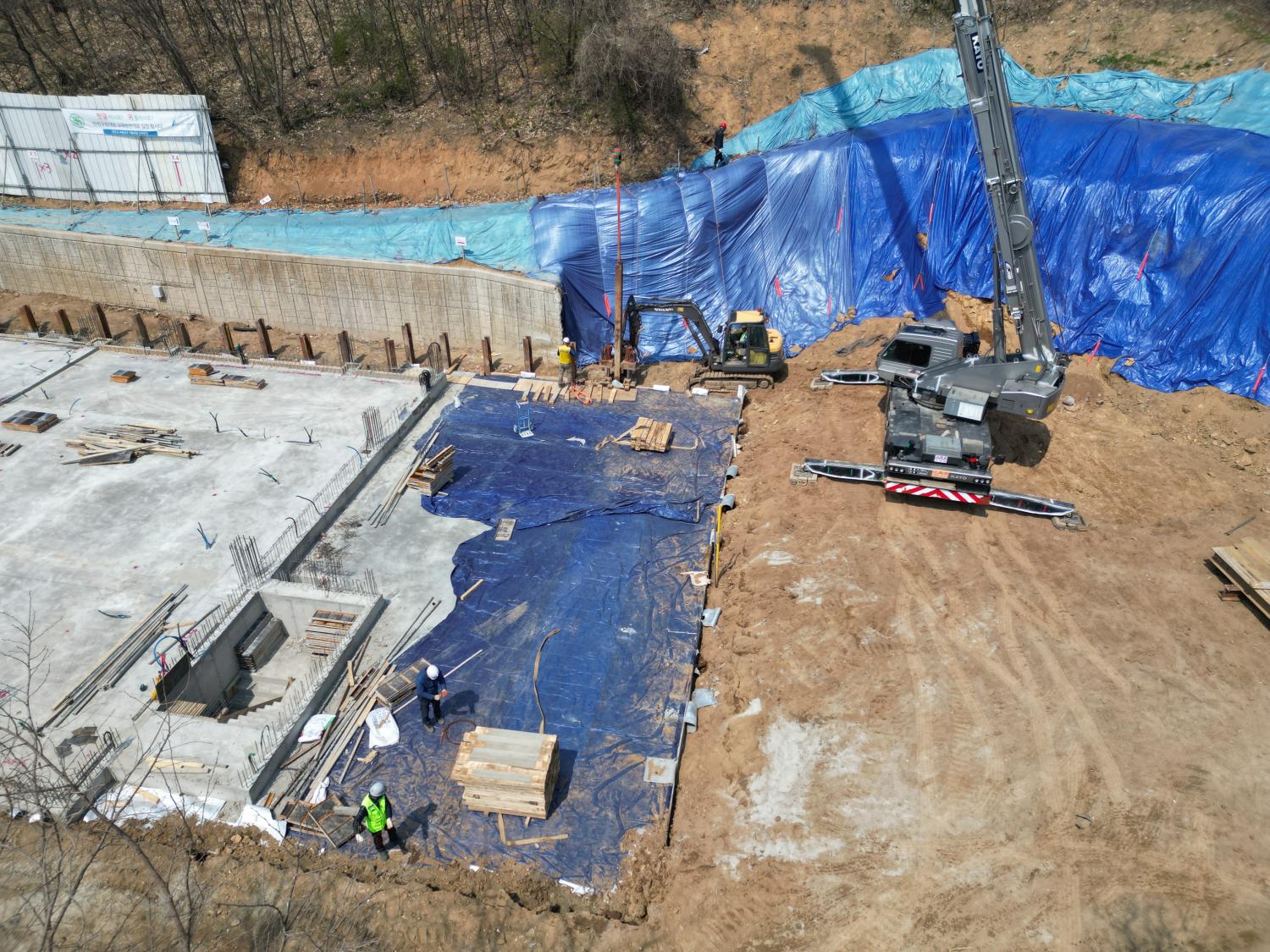 13. 2025.04.04(금)_가시설 SIDE PILE 인발 작업(2).JPG