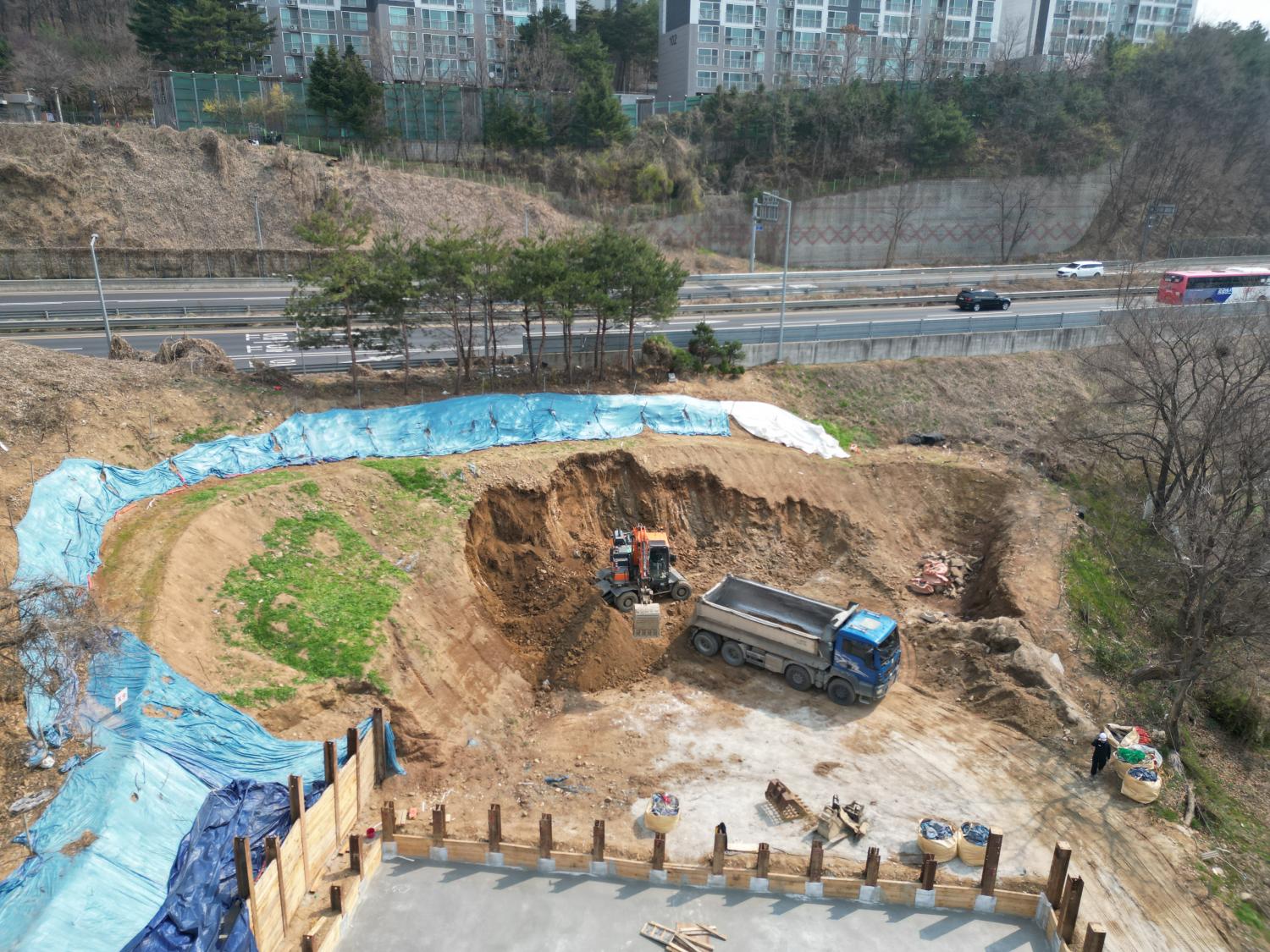 9. 2025.04.02(수)_구조물 옹벽 터파기 전경.JPG