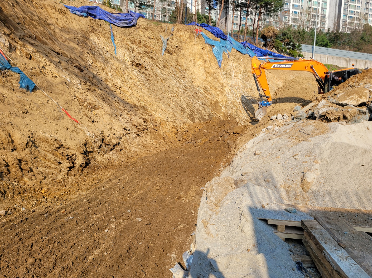 24. 2025.04.10.(목)_구조물 1단 옹벽 터파기 작업.jpg