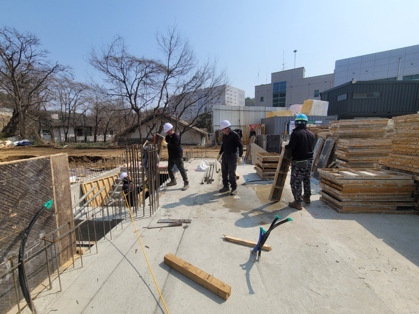 4. 2025.04.07.(월)_B1F 거푸집 해체 및 인양.jpg