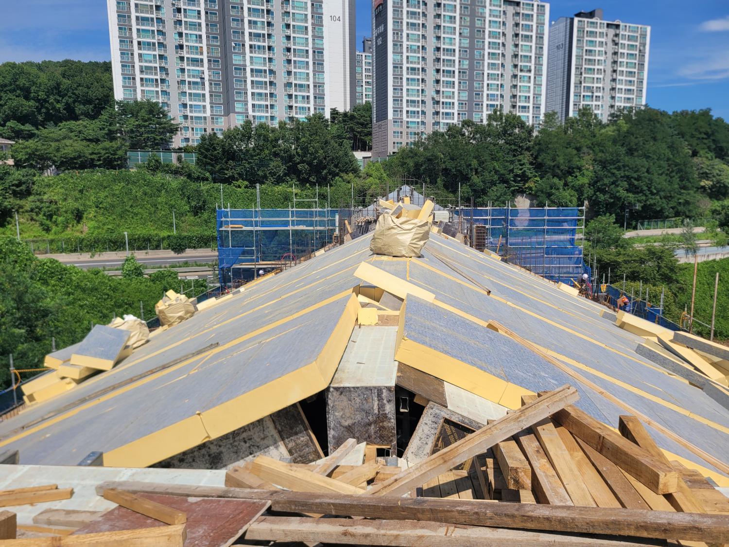 7. 지붕층 단열재 설치.jpg