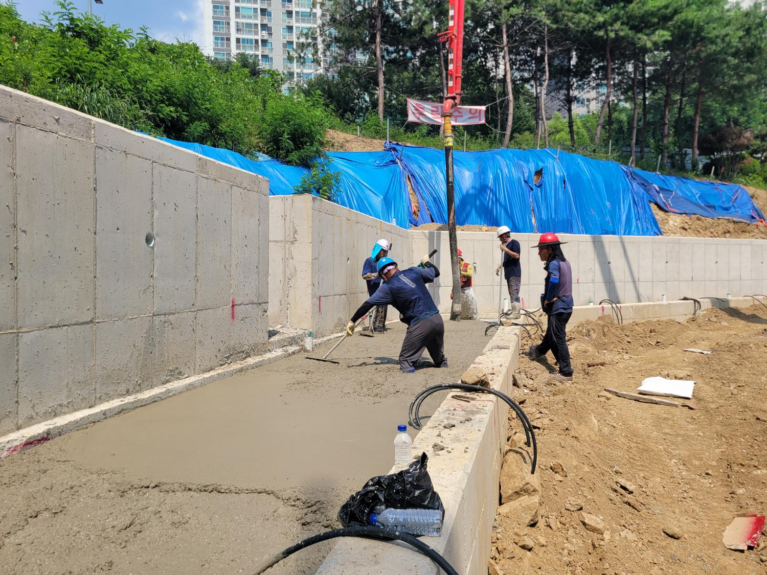 4. 구조물 옹벽 바닥 타설.jpg